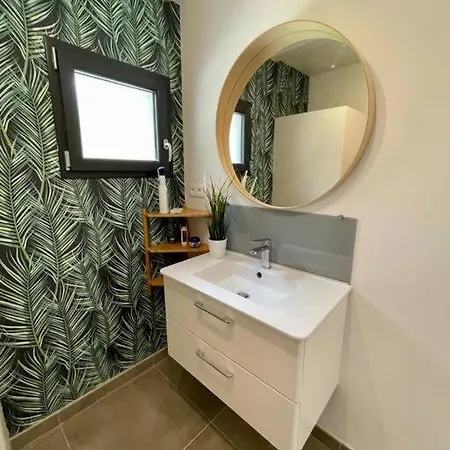 Villa Moderne Avec Jacuzzi, Au Pied De La *
