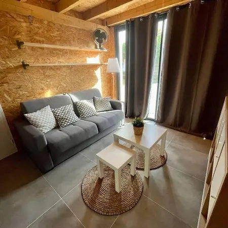 Villa Moderne Avec Jacuzzi, Au Pied De La *